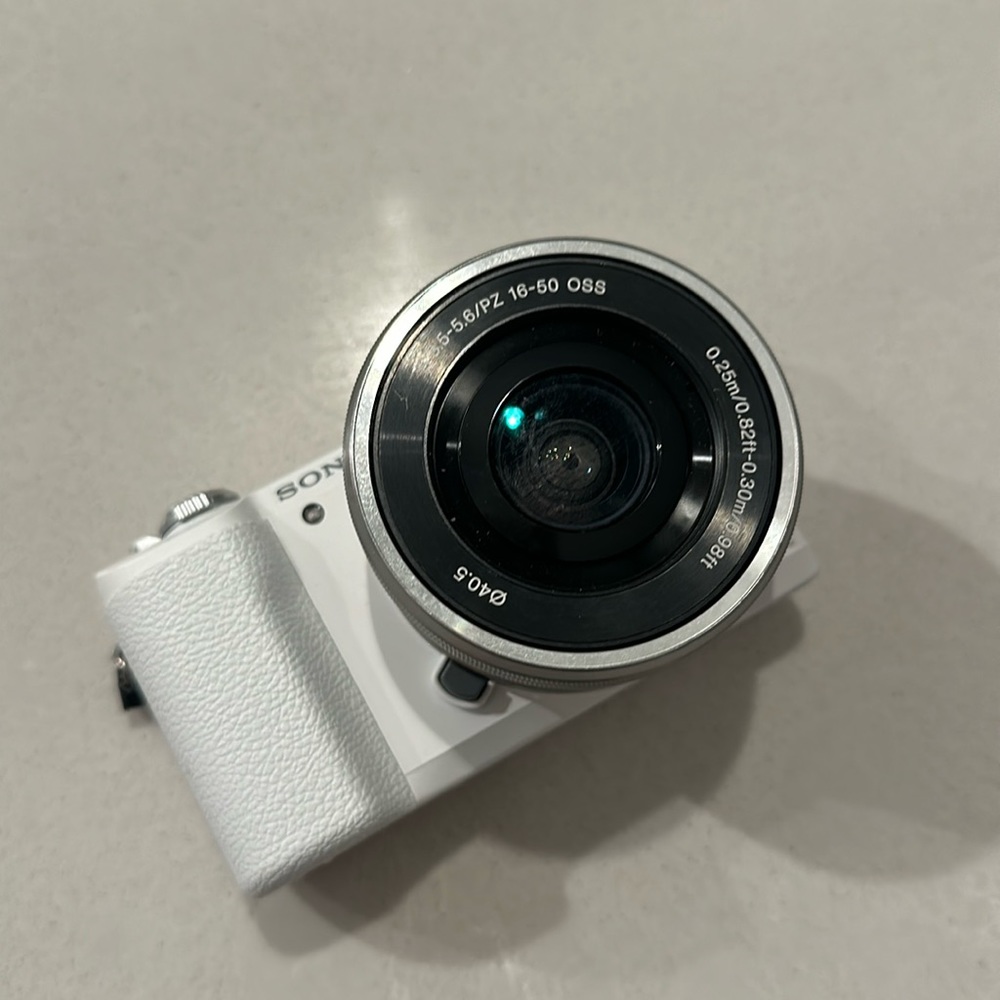 Sony a5100 16-50mm Mirrorless Digital Camera with 3-Inch Flip Up LCD (White)